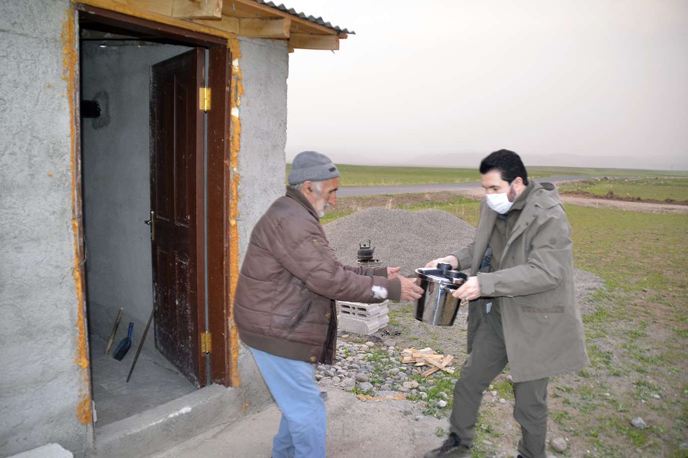 Ağrı Belediye Başkanı Savcı Sayan yalnız başına yaşayan yaşlı adama konuk oldu Ağrı Belediye Başkanı Savcı Sayan yalnız başına yaşayan yaşlı adama konuk oldu